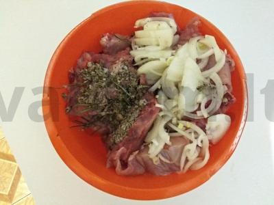 Kepta jauna ožkiena su aromatiniais prieskoniais Žingsnis 1
