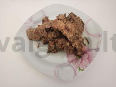 Kepta jauna ožkiena su aromatiniais prieskoniais pagrindine nuotrauka