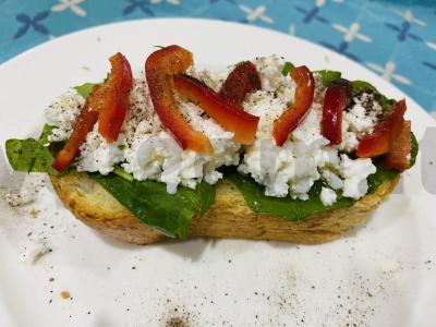 Brusketos su brinza ir raudonaisiais pipirais pagrindine nuotrauka