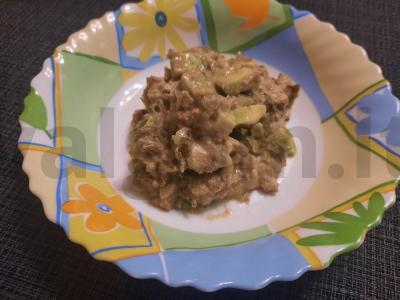 Menkių kepenėlių salotos su avokadais pagrindine nuotrauka