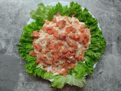 Puošnios salotos su lašiša, šviežiais agurkais ir virtomis morkomis Žingsnis 2