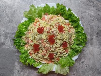 Puošnios salotos su lašiša, šviežiais agurkais ir virtomis morkomis pagrindine nuotrauka