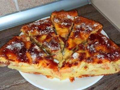 Obuolių šarlotė ant grietinės pagrindine nuotrauka