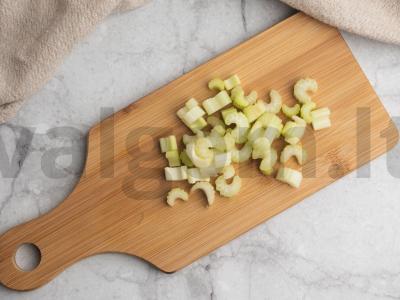 Vitaminų kokteilis su morkų sultimis, mandarinais ir salierais Žingsnis 1