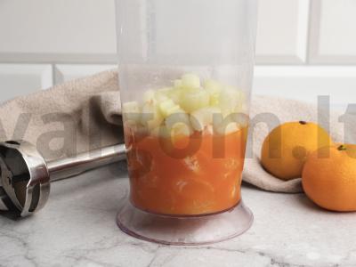 Vitaminų kokteilis su morkų sultimis, mandarinais ir salierais Žingsnis 2