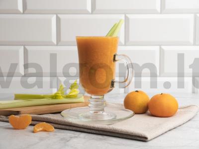 Vitaminų kokteilis su morkų sultimis, mandarinais ir salierais Žingsnis 4
