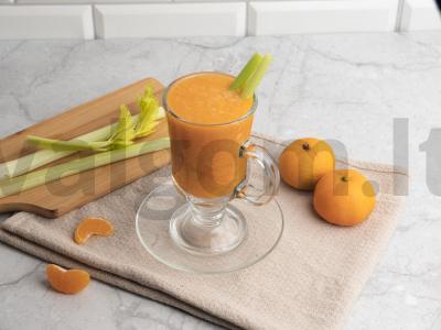 Vitaminų kokteilis su morkų sultimis, mandarinais ir salierais pagrindine nuotrauka