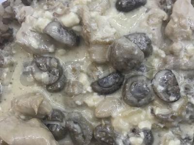 Vištiena su grybais ir sūriu grietinėje pagrindine nuotrauka