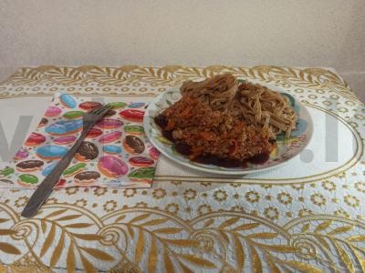 Grikių makaronai su mėsos padažu ir daržovėmis pagrindine nuotrauka