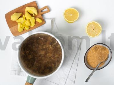 Gėrimas su imbieru, citrina ir sultonėmis Žingsnis 1