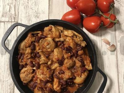 Vištienos ir pupelių troškinys pagrindine nuotrauka