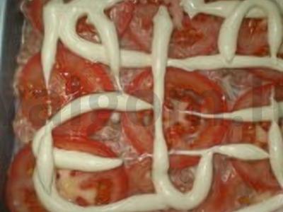 Mėsos troškinys su bulvėmis, sūriu, pomidorais ir prieskoniais Žingsnis 4