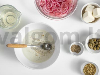 Graikiškos salotos su ramiro paprikomis ir raudonėliais Žingsnis 2