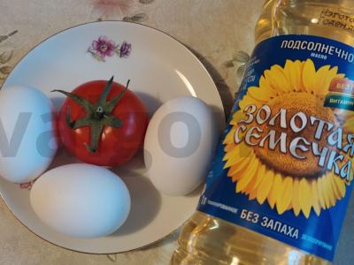 Kiaušinienė su pomidorais, paprika ir žolelėmis Žingsnis 1