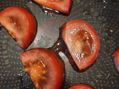 Kiaušinienė su pomidorais, paprika ir žolelėmis Žingsnis 3