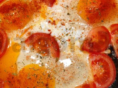 Kiaušinienė su pomidorais, paprika ir žolelėmis Žingsnis 4