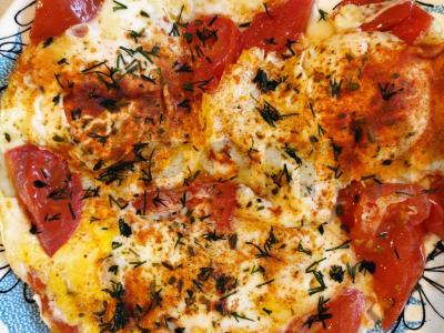 Kiaušinienė su pomidorais, paprika ir žolelėmis pagrindine nuotrauka