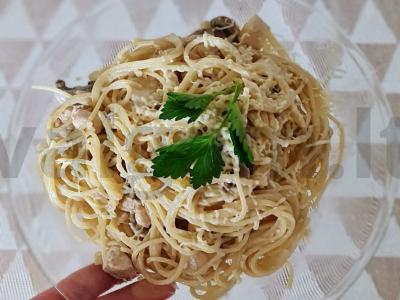 Makaronai su grybais ir vištiena su grietinėlės padažu pagrindine nuotrauka