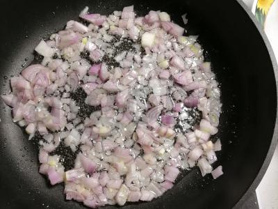 Vištienos kepenėlės grietinėje su keptais svogūnais Žingsnis 2