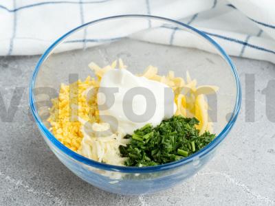 Įdaryti kiaušiniai su grietine, sūriu ir česnaku Žingsnis 2