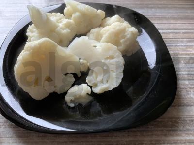 Žiedinių kopūstų salotos su kiaušiniu, špinatais ir daržovėmis Žingsnis 1