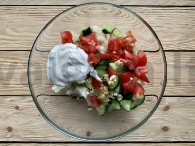 Žiedinių kopūstų salotos su kiaušiniu, špinatais ir daržovėmis Žingsnis 5