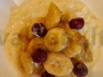 Ryžių pieno košė su karamelizuotais bananais pagrindine nuotrauka