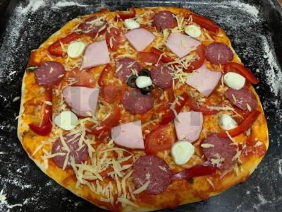 Pica su saliamiu, paprikomis ir bazilikais Žingsnis 5