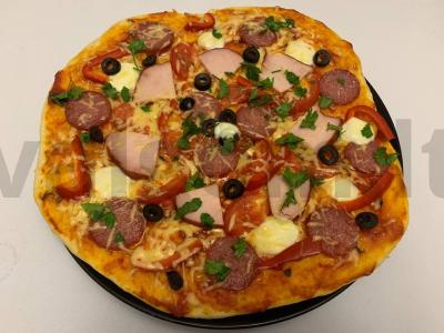 Pica su saliamiu, paprikomis ir bazilikais pagrindine nuotrauka