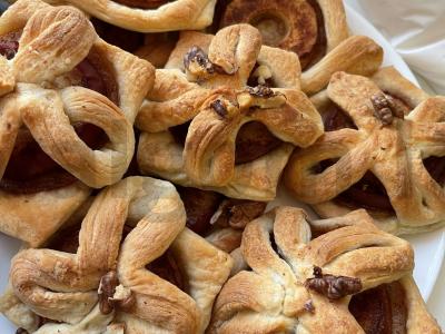 Obuolių ir cinamono "kalėdinis" sluoksniuotos tešlos pyragas pagrindine nuotrauka
