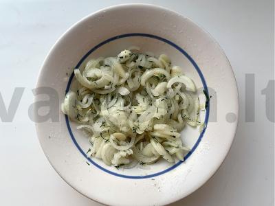 Marinuoti svogūnai prieskoniuose Žingsnis 3