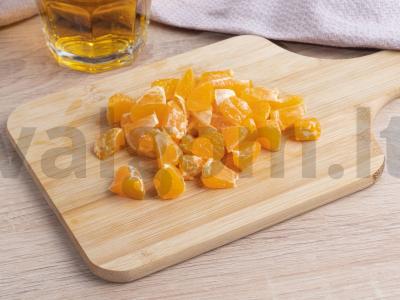 Vitaminų gėrimas su mandarinais, agurkais ir salierais ant obuolių sulčių Žingsnis 1