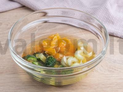 Vitaminų gėrimas su mandarinais, agurkais ir salierais ant obuolių sulčių Žingsnis 2