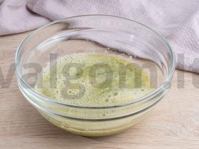 Vitaminų gėrimas su mandarinais, agurkais ir salierais ant obuolių sulčių Žingsnis 3