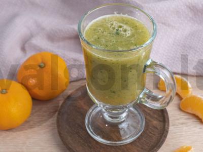 Vitaminų gėrimas su mandarinais, agurkais ir salierais ant obuolių sulčių Žingsnis 4