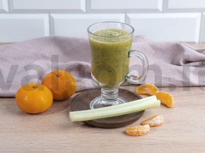 Vitaminų gėrimas su mandarinais, agurkais ir salierais ant obuolių sulčių pagrindine nuotrauka