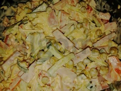 Kokteilinės salotos su kumpiu, sūriu ir daržovėmis pagrindine nuotrauka
