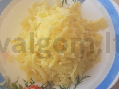 Salotos su vištienos krūtinėle, bulvėmis ir lydytu sūriu Žingsnis 1