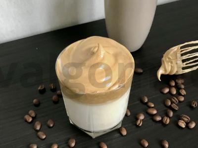 Dalgona kava su šaltu pienu. pagrindine nuotrauka