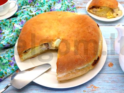 Pyragas su vištiena, bulvėmis, grybais ir sūriu pagrindine nuotrauka
