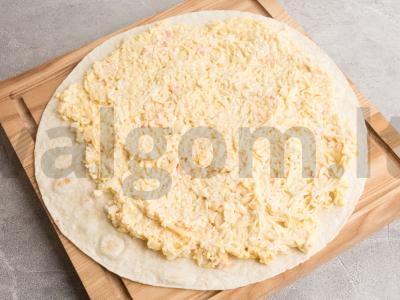 Pita, įdaryta krabų lazdelėmis ir kiaušiniais Žingsnis 3