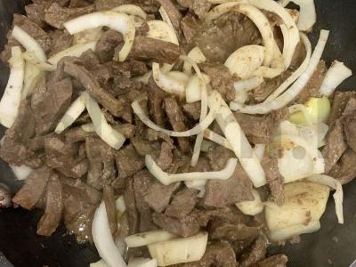 Stroganovo stiliaus kepenys grietinėje Žingsnis 1