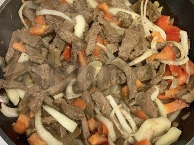 Stroganovo stiliaus kepenys grietinėje Žingsnis 2