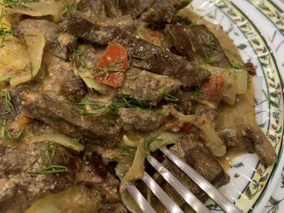 Stroganovo stiliaus kepenys grietinėje pagrindine nuotrauka