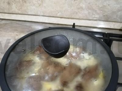 Kiauliena keptuvėje pagrindine nuotrauka