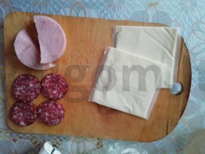 Karšti sumuštiniai su kumpiu, dešra ir sūriu Žingsnis 3