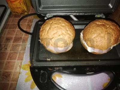 Karšti sumuštiniai su kumpiu, dešra ir sūriu Žingsnis 5