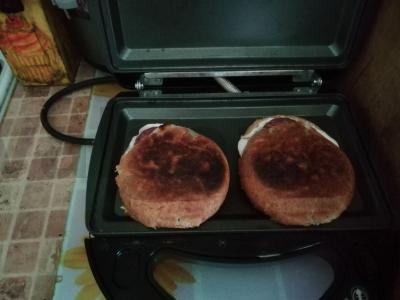 Karšti sumuštiniai su kumpiu, dešra ir sūriu Žingsnis 6