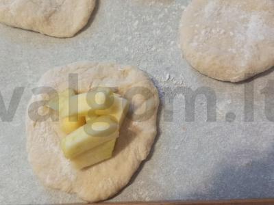 Pyragai su obuoliais ir cukraus pudra Žingsnis 7