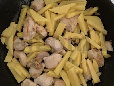 Keptos bulvės su vištiena grietinėlėje Žingsnis 2